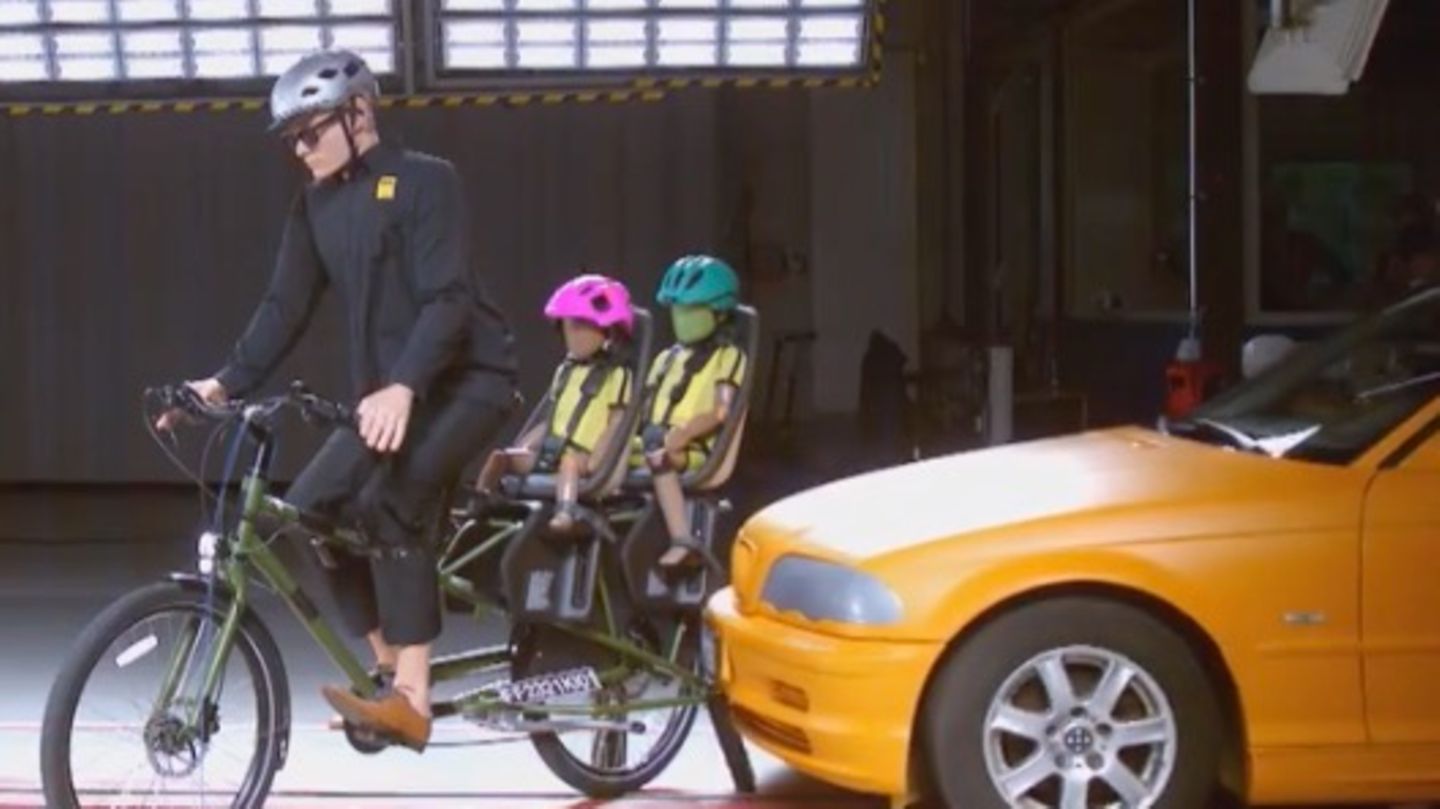 ADAC test on cargo bikes and bike trailers: Danger for children (video)