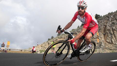 Der Deutsche Simon Geschke vom Team Cofidis fährt den Mont Ventoux hinunter