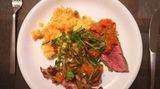 Das Steak sieht gar nicht so übel aus.