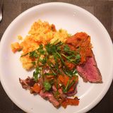 Das Steak sieht gar nicht so übel aus.