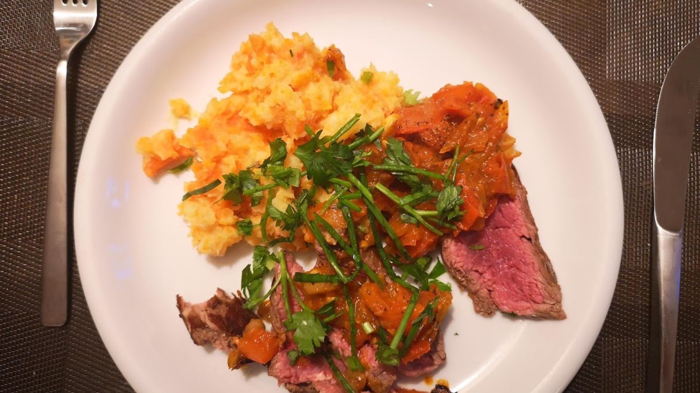 Das Steak sieht gar nicht so übel aus.