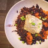 Fisch auf Linsen und Gemüse