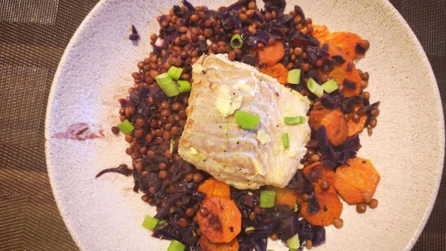 Fisch auf Linsen und Gemüse