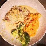 Schweinefilet neben Gestampften aus Möhren und Kartoffeln