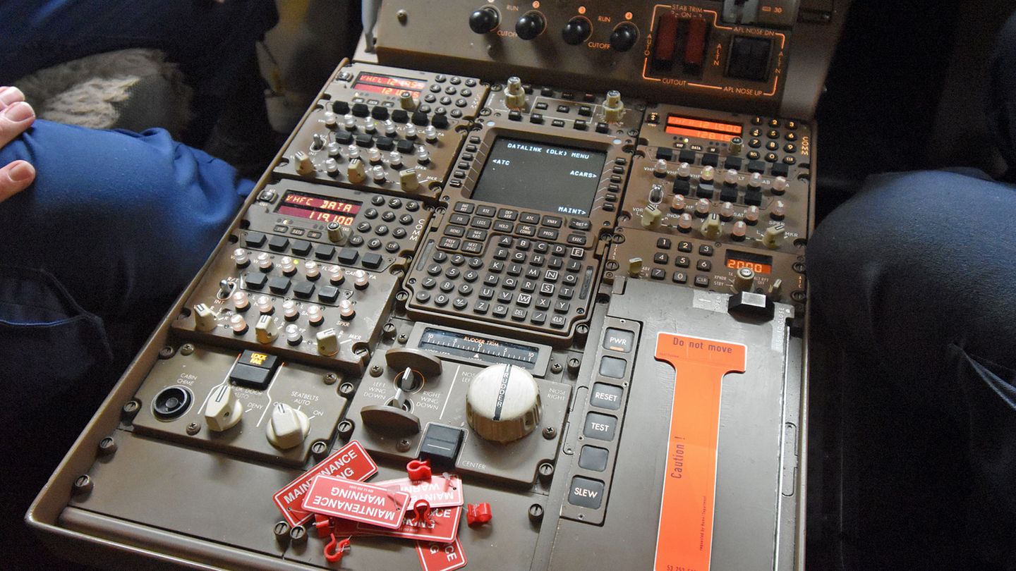 Control and Display Unit in Boieng 747-8