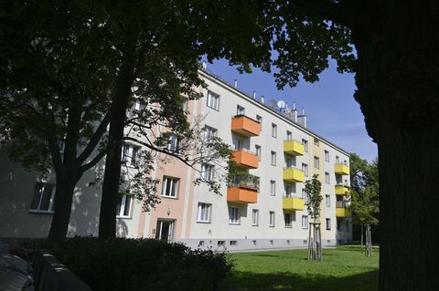 In Österreich ist ein einjähriges Kind ist aus dem Fenster im fünften Stock eines Wohnhauses gefallen und  gestorben.