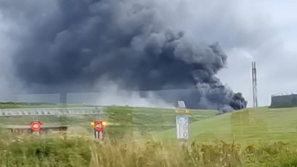 Rauchschwaden über der Stadt: Heftige Explosion auf Chemie-Gelände in Leverkusen
