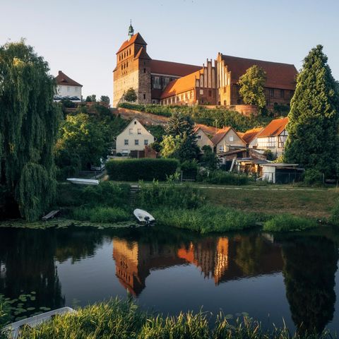 Trutzburg: Der Dom St. Marien zu Havelberg liegt auf einem Hügel, welcher der Sage nach von einer Riesin angehäuft wurde