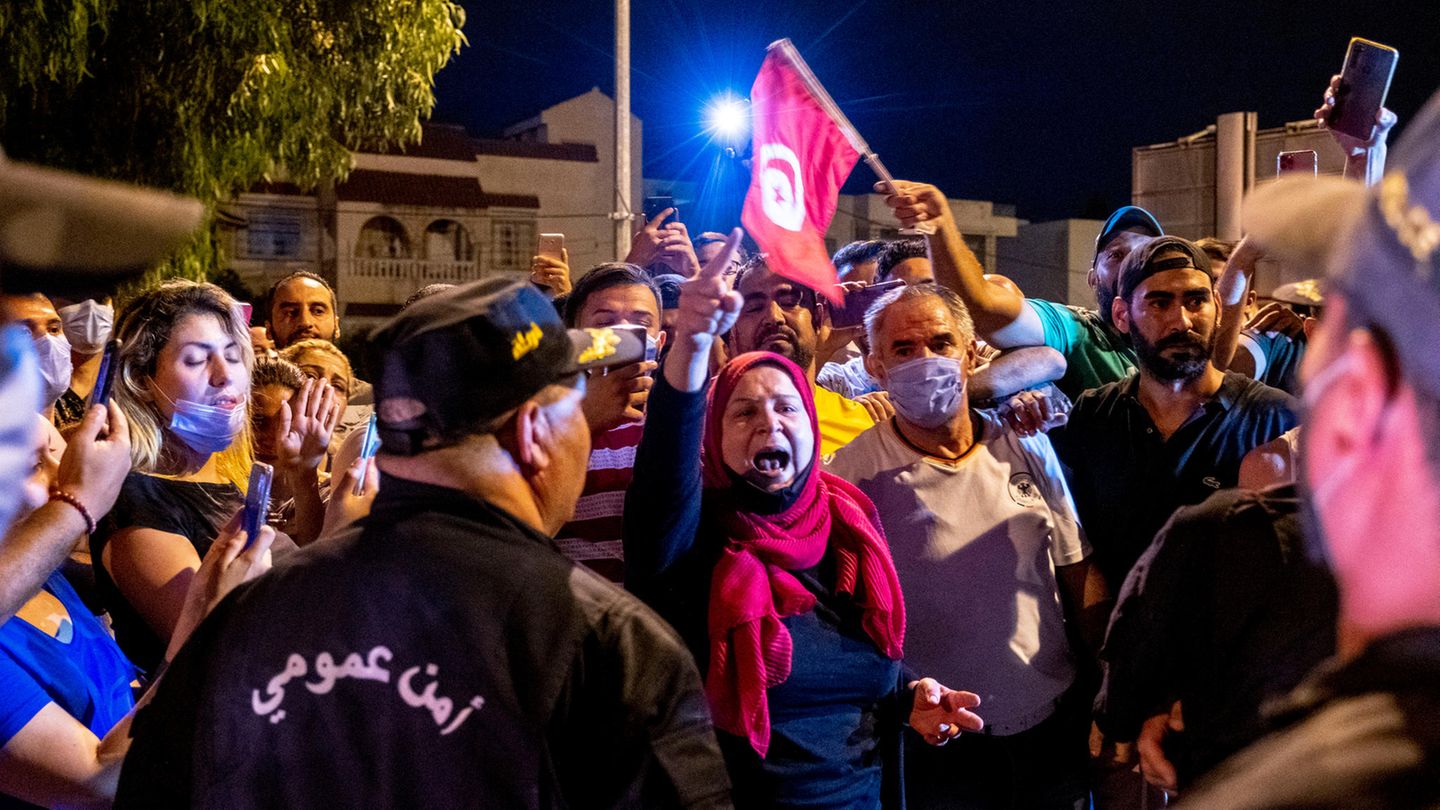 Ministerpräsident abgesetzt: Anhänger des abgesetzten Ministerpräsidenten Mechichi protestieren vor dem Parlament in Tunis Anhänger des abgesetzten Ministerpräsidenten Mechichi protestieren vor dem Parlament in Tunis