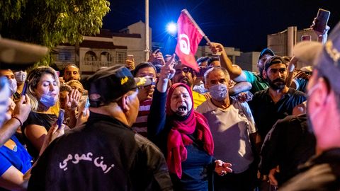 Anhänger des abgesetzten Ministerpräsidenten Mechichi protestieren vor dem Parlament in Tunis