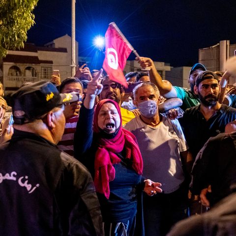 Anhänger des abgesetzten Ministerpräsidenten Mechichi protestieren vor dem Parlament in Tunis