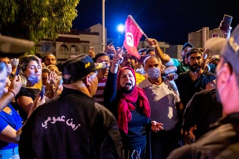 Anhänger des abgesetzten Ministerpräsidenten Mechichi protestieren vor dem Parlament in Tunis