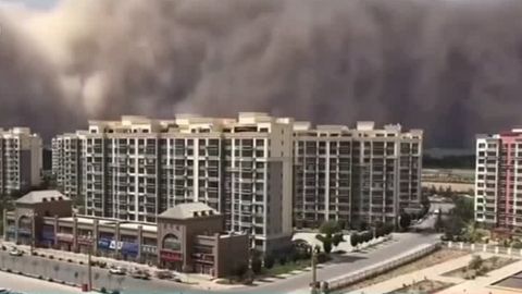China: Gigantischer Sandsturm fegt durch Großstadt