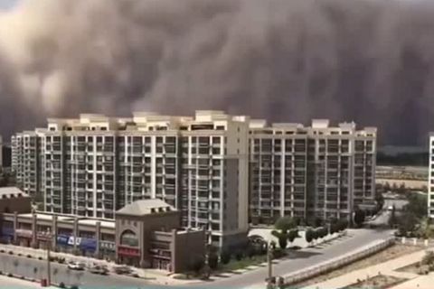 China: Gigantischer Sandsturm fegt durch Großstadt