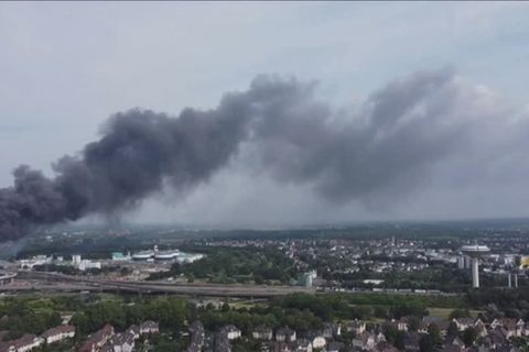 Video: Nach Explosion in Leverkusen: Suche nach Vermissten und Luftmessungen