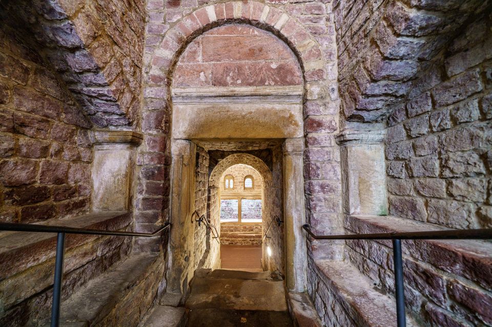 Jüdisches Erbe in Deutschland: Blick in die Mikwe in Speyer, die 1120 im romanischen Baustil errichtet wurde. Das jüdische Ritualbad mit einem Tauchbecken rund zehn Meter unter dem heutigem Straßenniveau in seinem monumentalen Baustil gilt als älteste bekannte Mikwe dieser Art. Blick in die Mikwe in Speyer, die 1120 im romanischen Baustil errichtet wurde. Das jüdische Ritualbad mit einem Tauchbecken rund zehn Meter unter dem heutigem Straßenniveau in seinem monumentalen Baustil gilt als älteste bekannte Mikwe dieser Art.