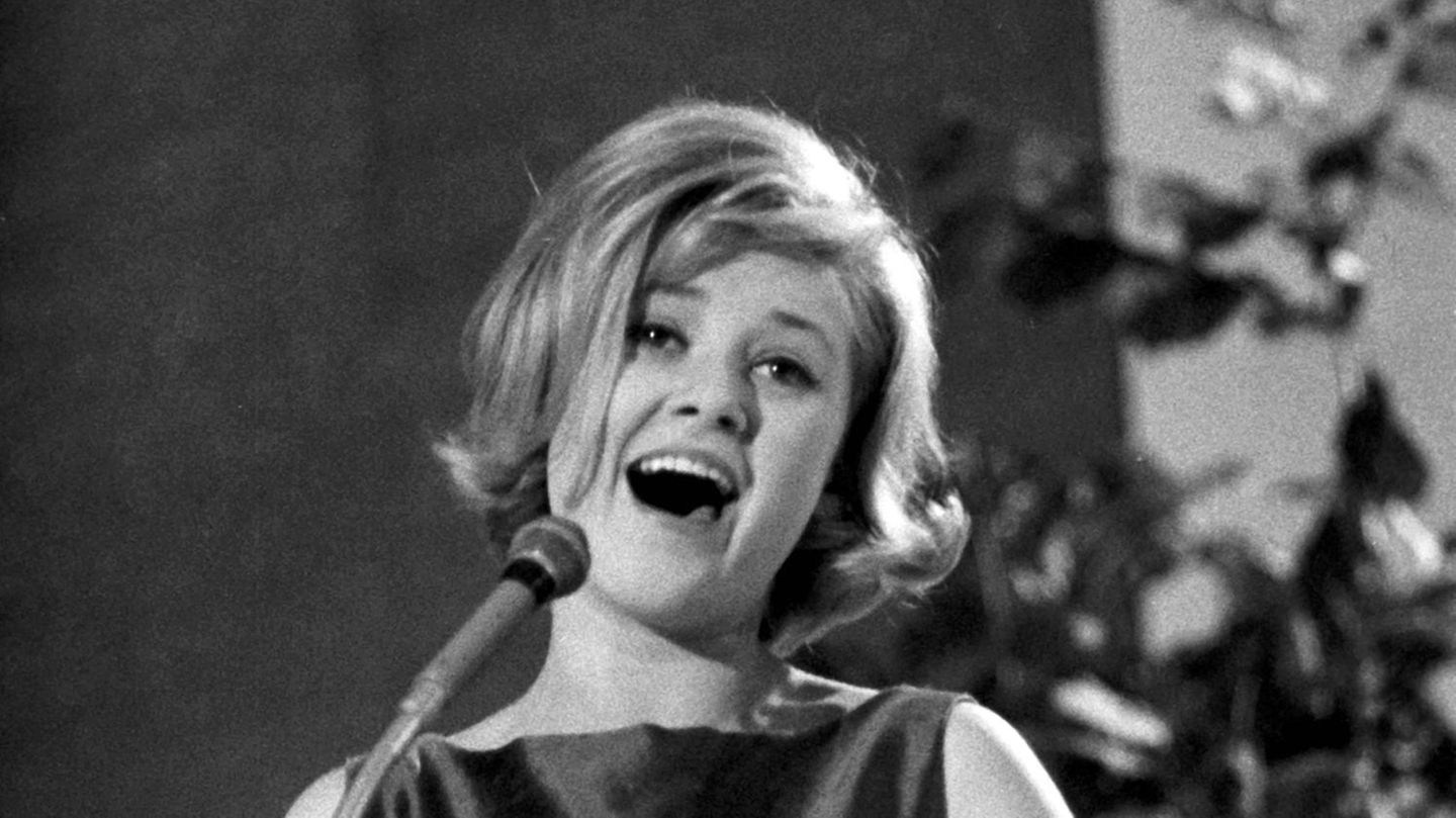 Gitte Haenning bei den Deutschen Schlagerfestspielen im Kurhaus in Baden-Baden, Deutschland, 15. Juni 1963.