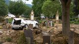 Bad Neuenahr-Ahrweiler, Deutschland. Es wirkt wie ein Fanal. Ein Auto, das von der Flut mitgerissen wurde, ist auf einem Grabfeld gelandet. Auch der Friedhof der Stadt wurde bei der Katastrophe völlig verwüstet. Im Landkreis Ahrweiler kamen durch die Flut 132 Menschen ums Leben, immer noch werden 73 Personen vermisst.