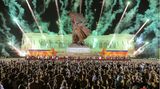 Pjöngjang, Nordkorea. Zum Jahrestag des Endes des Koreakrieges steigt während einer Konferenz der Kriegsveteranen Feuerwerk vor dem "Denkmal für den siegreichen Vaterländischen Befreiungskrieg" auf.