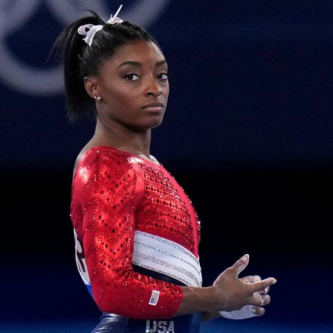 Simone Biles wartet auf ihren Auftritt am Sprung während des Finales der Kunstturnerinnen bei den Olympischen Spielen