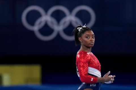 Simone Biles wartet auf ihren Auftritt am Sprung während des Finales der Kunstturnerinnen bei den Olympischen Spielen