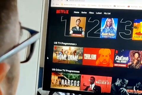 Ein Mann sucht nach Filmen und Serien auf Netflix