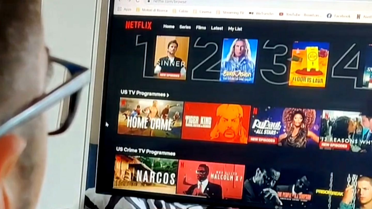 Ein Mann sucht nach Filmen und Serien auf Netflix