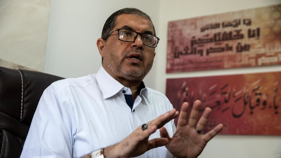 Basem Naim in seinem Büro in Gaza-Stadt während des Interviews mit Jonas Breng