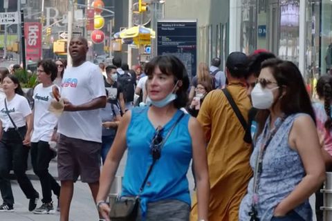 Video: New Yorker müssen sich wieder an Masken gewöhnen