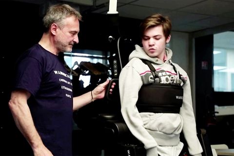 150.000-Euro-Gerät: Laufen dank stabiler Beziehung: Vater baut behindertem Sohn ein Exoskelett