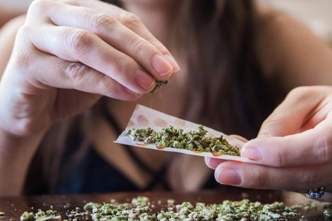 Eine Frau stellt einen Joint her