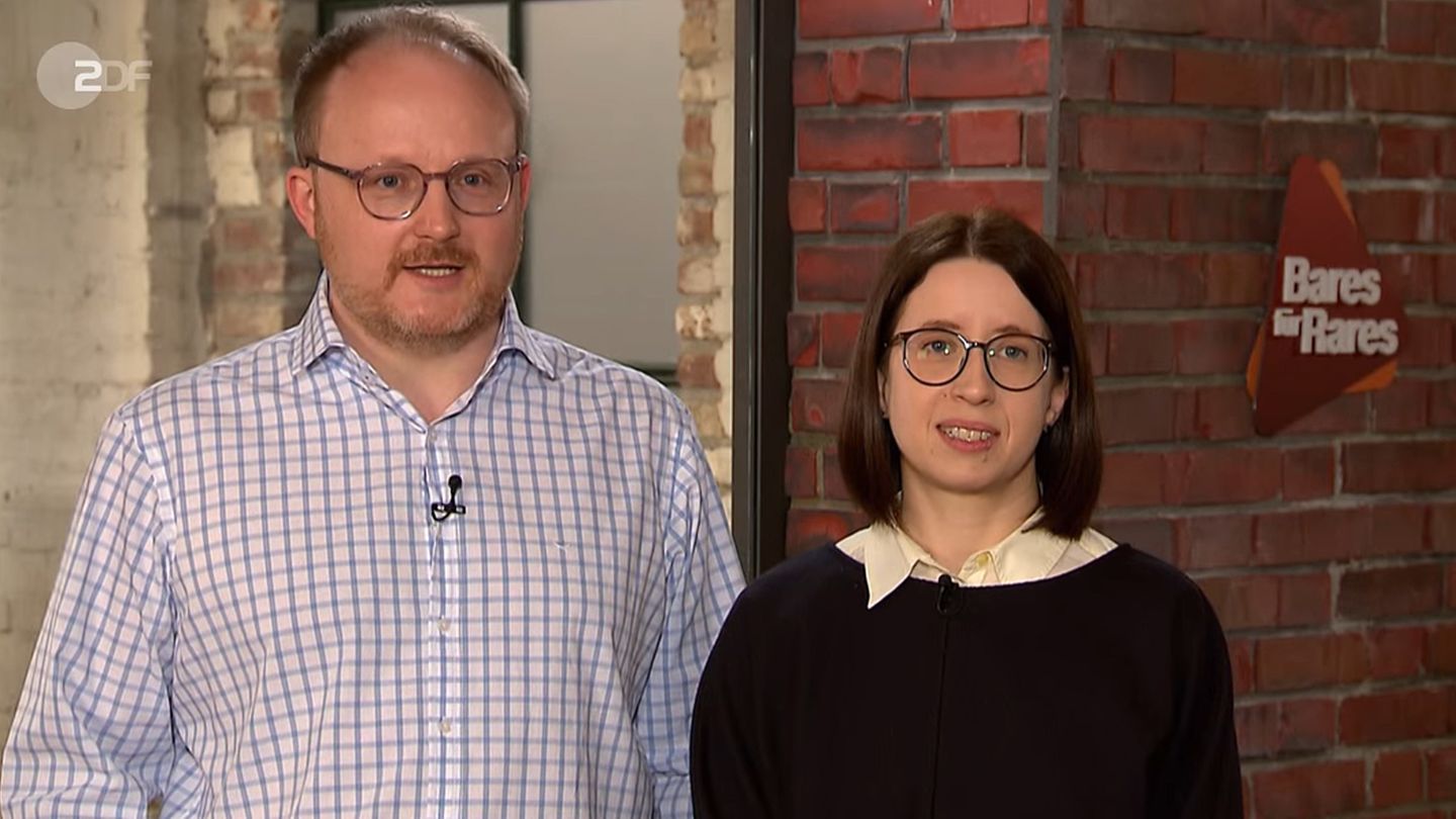 Cornelia und Matthias Schröppel stehen im Studio von Bares für Rares in Pulheim
