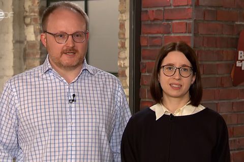 Cornelia und Matthias Schröppel stehen im Studio von Bares für Rares in Pulheim