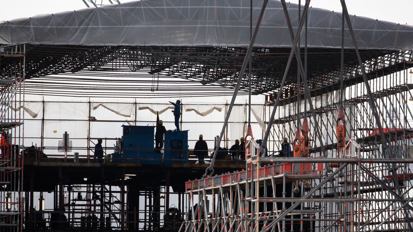 Werftarbeiter arbeiten in einer Halle auf dem Gelände der Pella Sietas Werft