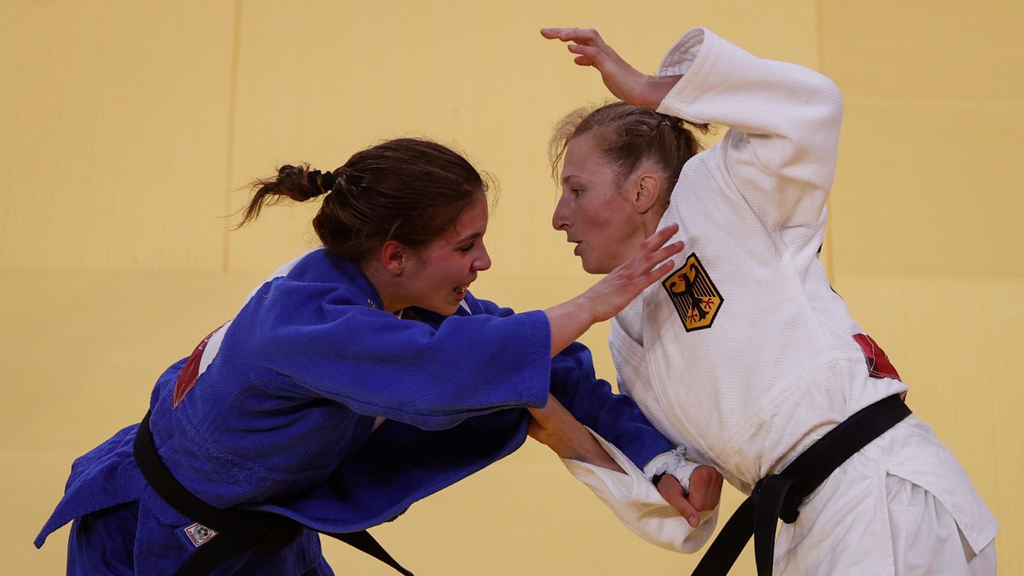 Coach shakes and slaps his athlete.  Judoka Trajdos says this is her ritual