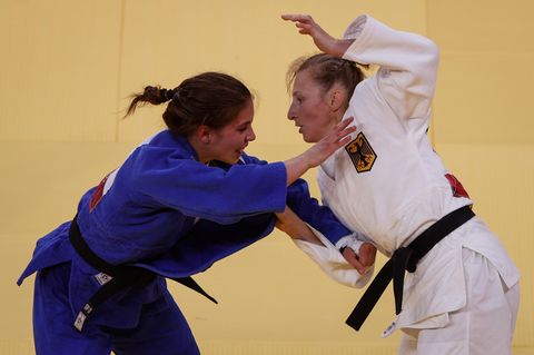 Martyna Trajdos (r) aus Deutschland in Aktion gegen Szofi Zbas aus Ungarn