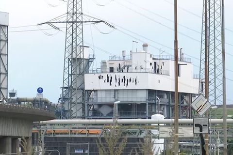 Unglück in Chemiepark: Kaum Hoffnung nach Explosion in Leverkusen: "Müssen davon ausgehen, dass wir Vermisste nicht lebend finden"