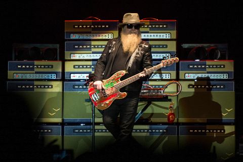 Der Bassist Joe Michael Hill, alias Dusty Hill, von ZZ Top