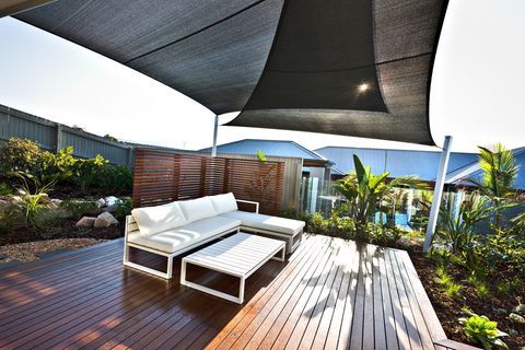 Eine Terrasse mit Windschutz-Elementen
