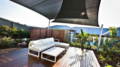 Eine Terrasse mit Windschutz-Elementen
