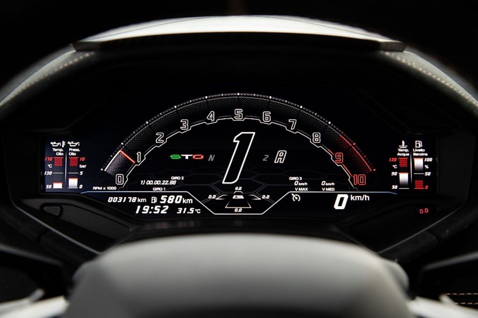 Auch beim Lamborghini Huracán STO beschränken sich die Italiener bei den Anzeigen auf das Wesentliche Auch beim Lamborghini Huracán STO beschränken sich die Italiener bei den Anzeigen auf das Wesentliche
