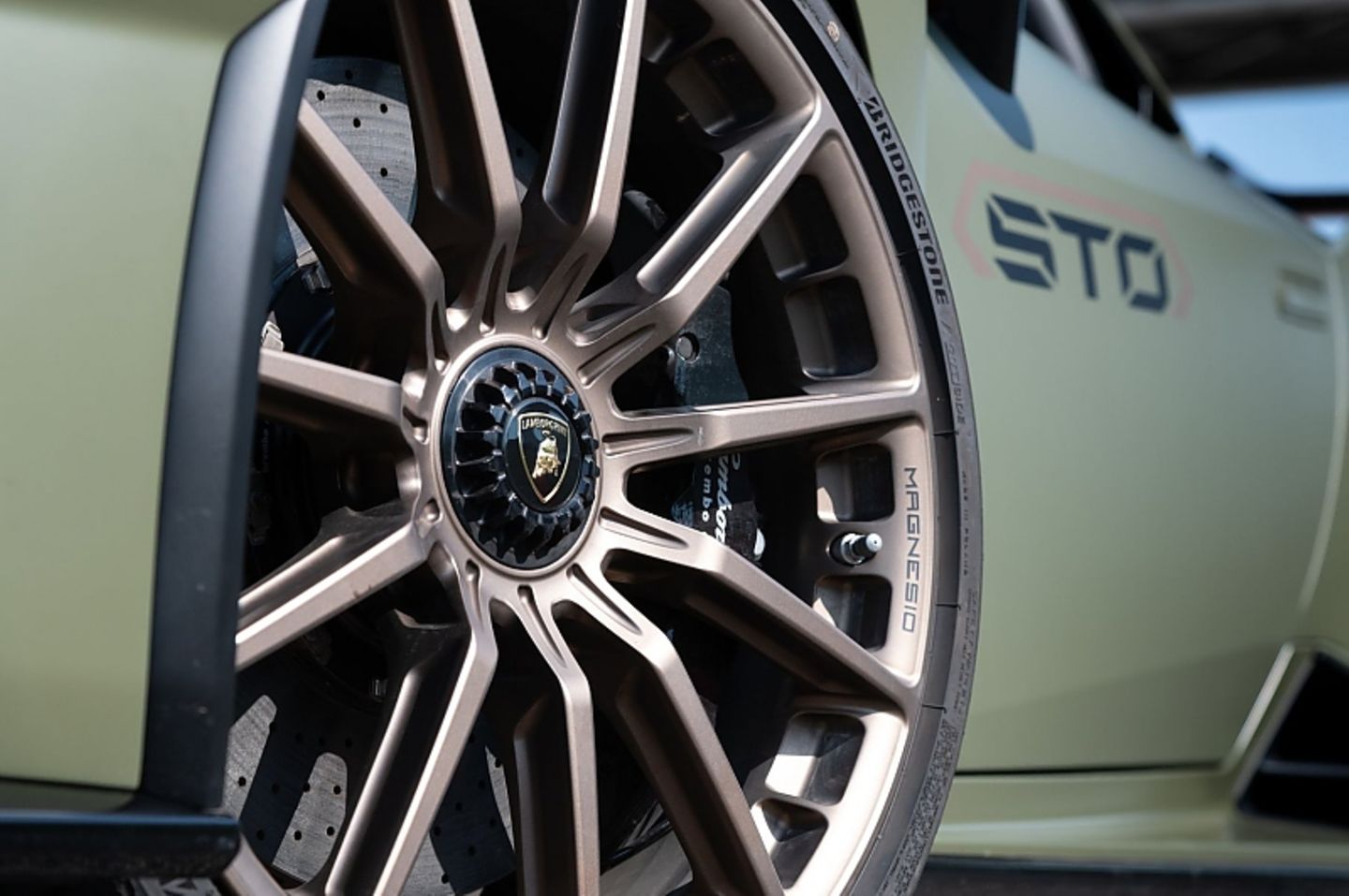 Die Brembo-Bremsanlage ist dank Formel 1-Technik deutlich standfester als herkömmliche Keramikbremsen