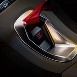 Um an den Startknopf zu gelangen, muss der Bügel hochgeklappt werden