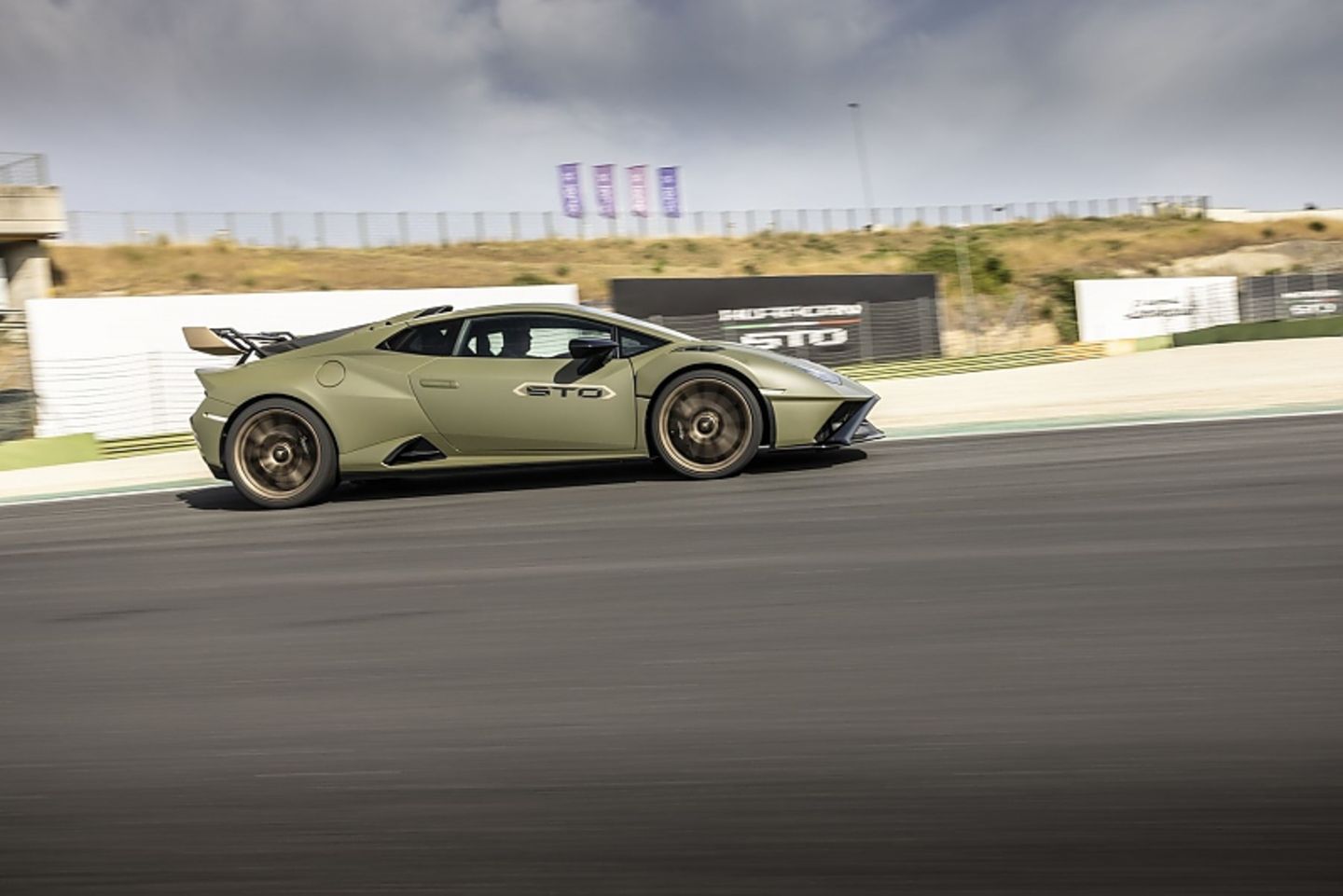 Der Lamborghini Huracán STO lenkt behände ein