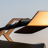 Der Heckflügel kann in drei Stufen verstellt werden und generiert maximal 420 Kilogramm Abtrieb bei 280 km/h