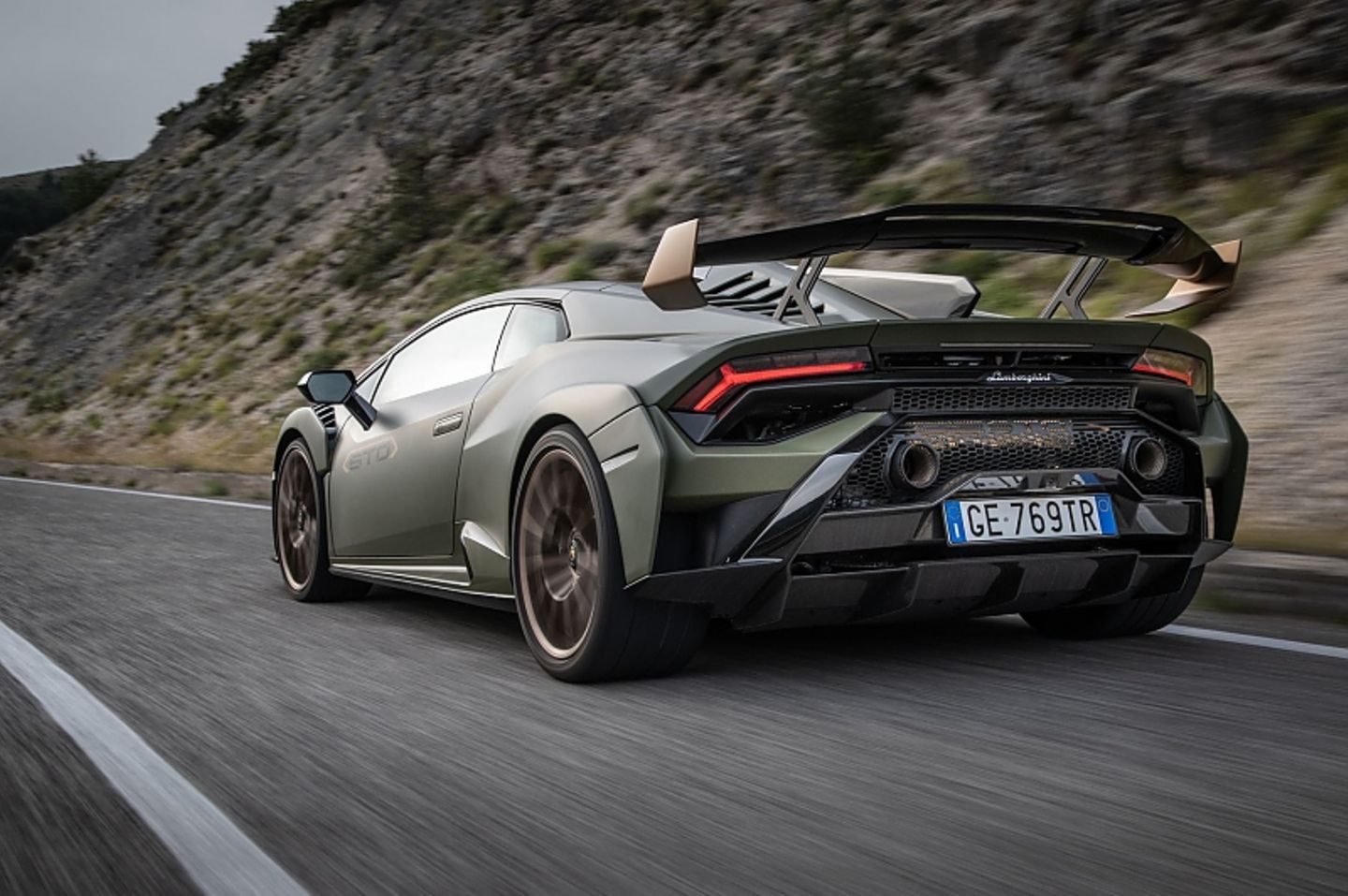 Bei einer Vollbremsung steht der Lamborghini Huracán STO aus Tempo 100 km/h nach 30 Metern