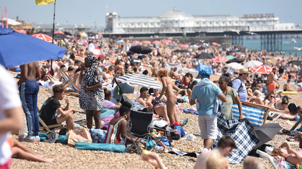 In Brighton ist der Strand seit der Lockerungen der Corona-Regeln wieder gut besucht