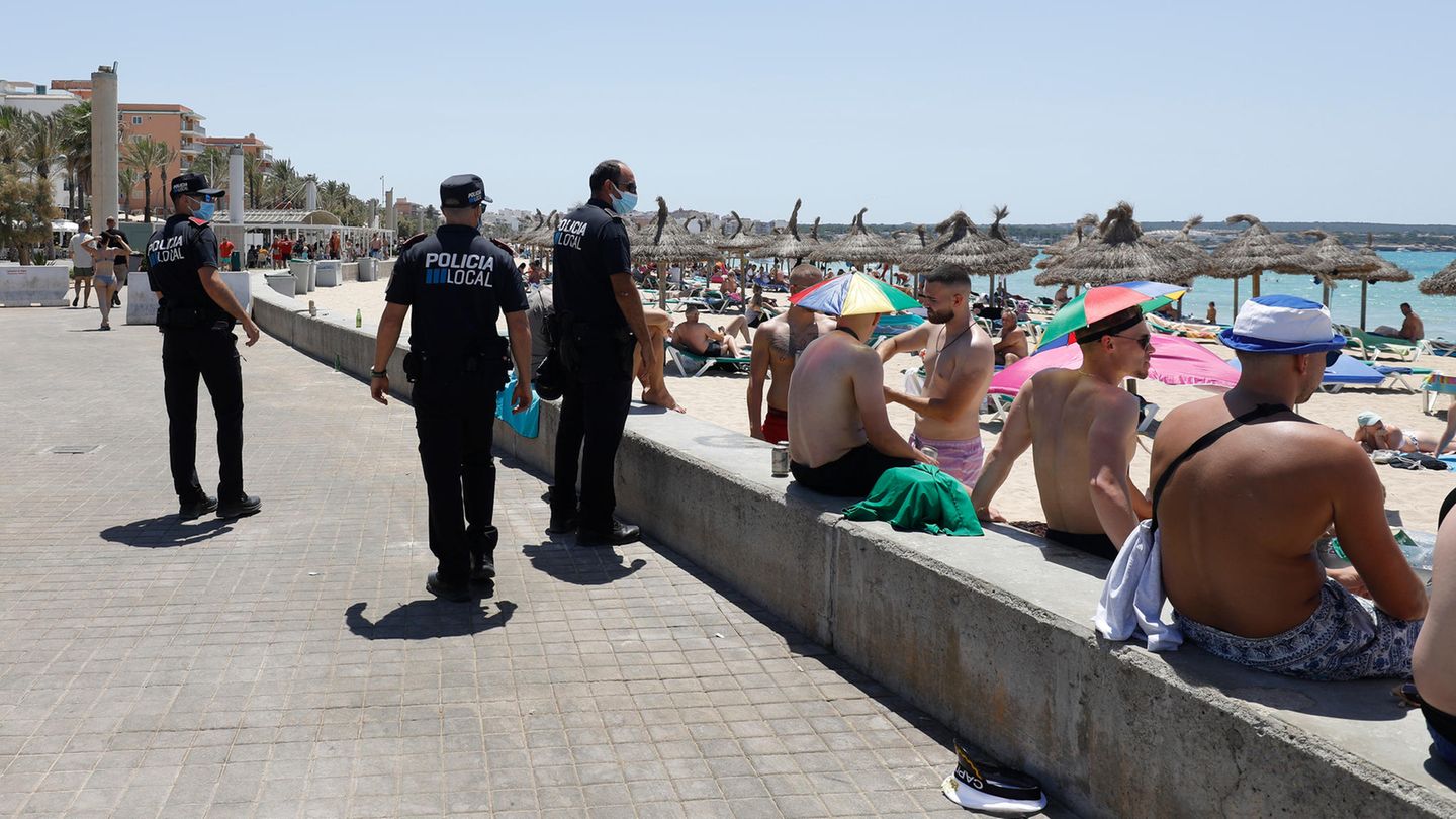 Mallorca Polizisten patrouillieren am Strand von El Arenal auf Mallorca
