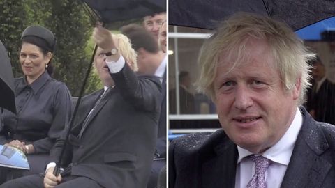 Kuriose Szene: Boris Johnson kämpft mit Regenschirm – gleich zweimal
