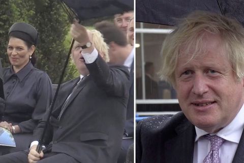 Kuriose Szene: Boris Johnson kämpft mit Regenschirm – gleich zweimal